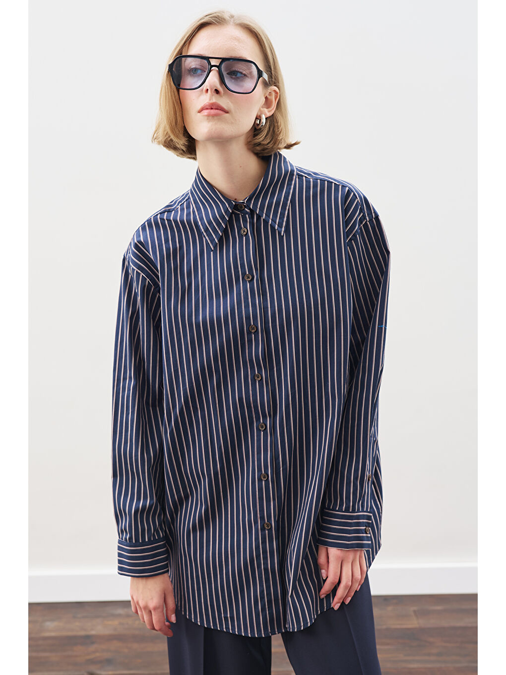 Bağlama Aksesuarlı Gömlek Lacivert Çizgili-2