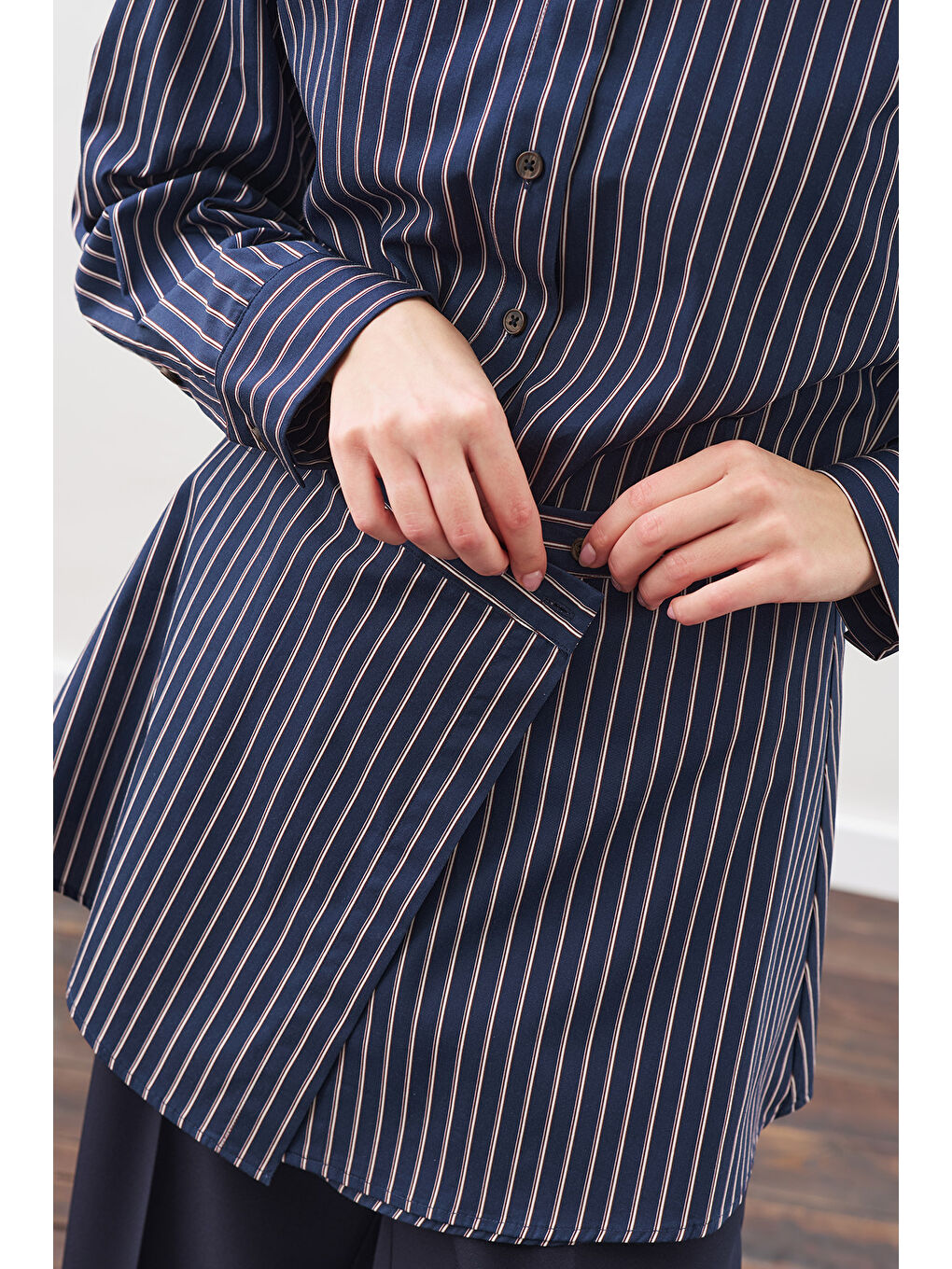 Bağlama Aksesuarlı Gömlek Lacivert Çizgili-4