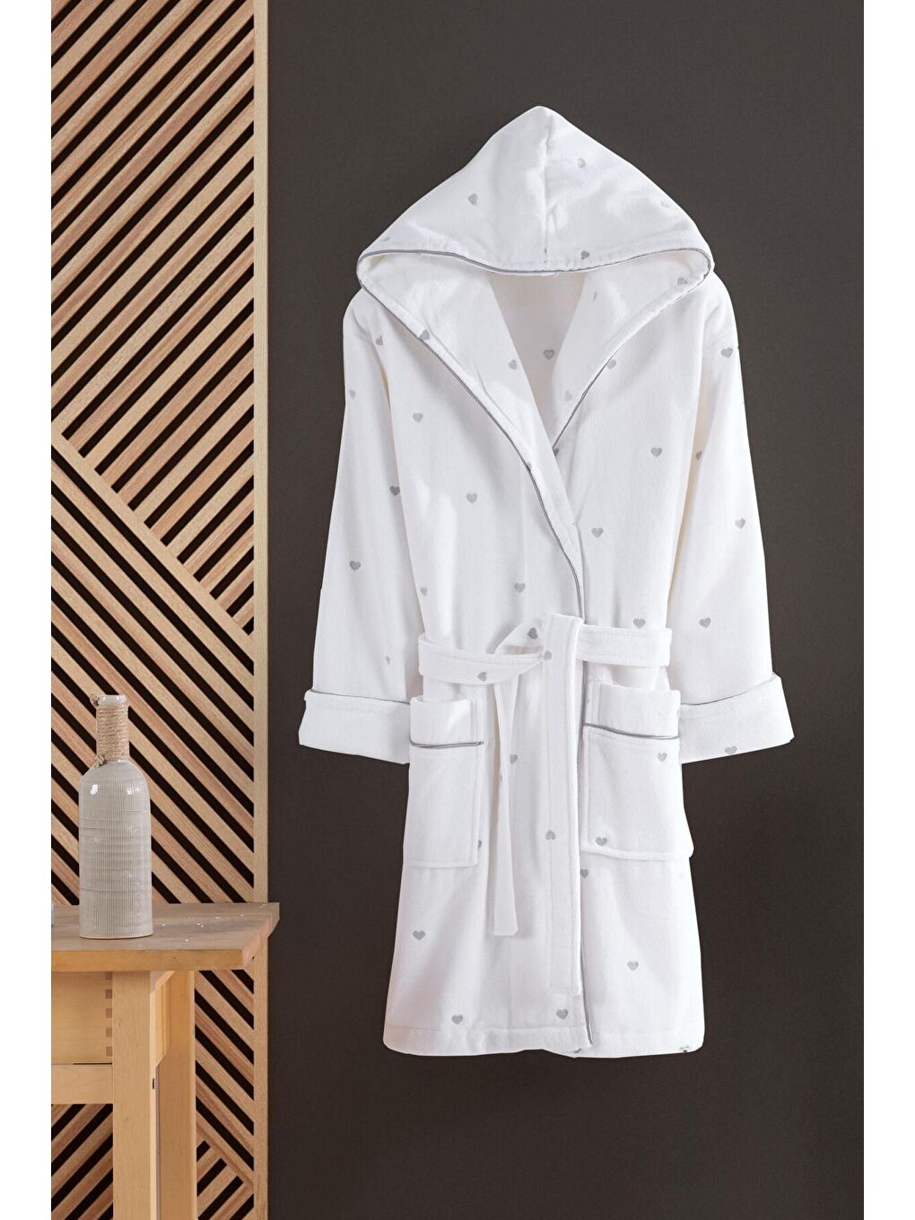 Beyaz Kalpli Nakışlı %100 Pamuk Love Serisi Bornoz