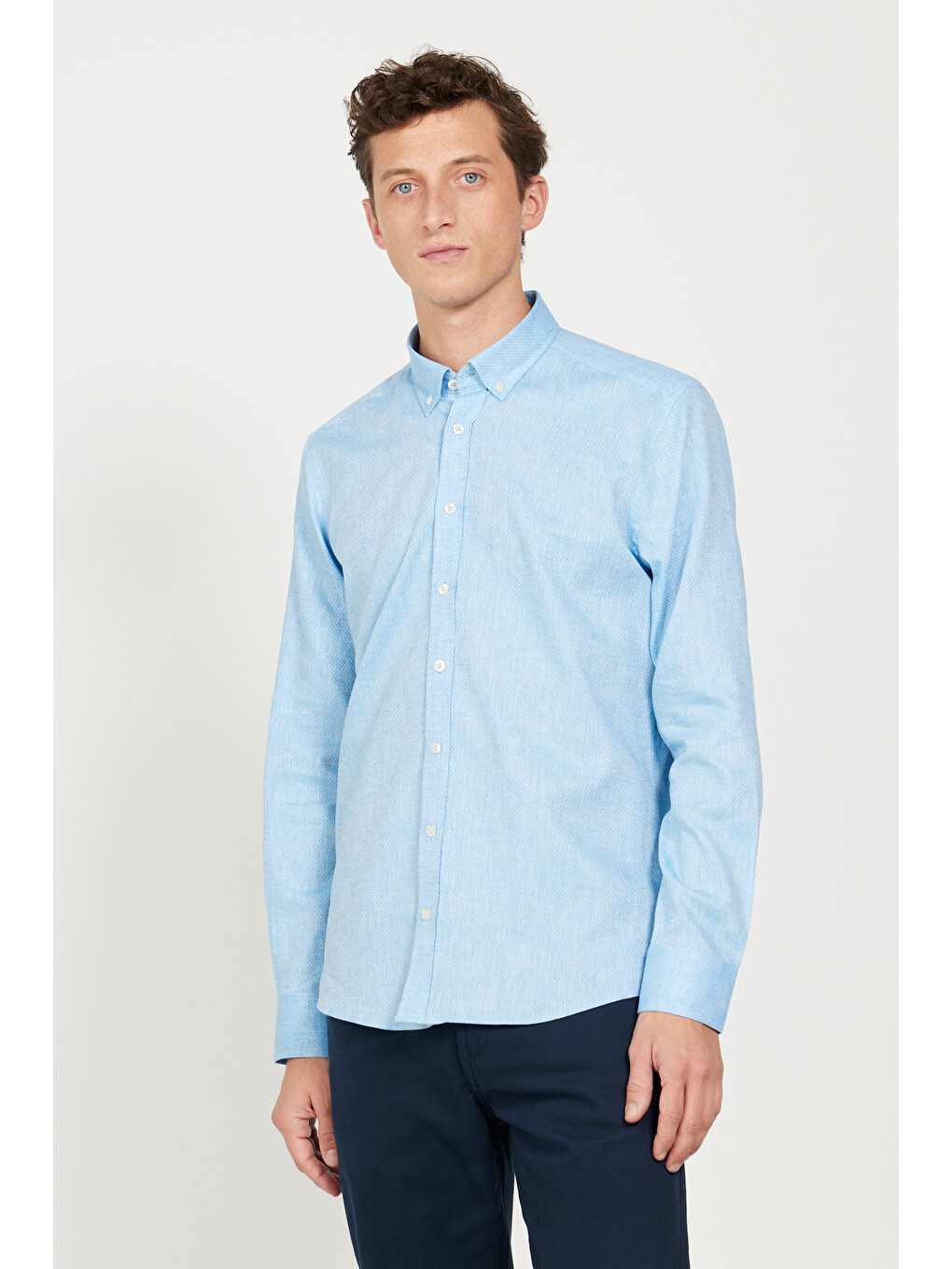 Erkek Mavi Slim Fit Dar Kesim Düğmeli Yaka Pamuklu Armürlü Keten Gömlek-3