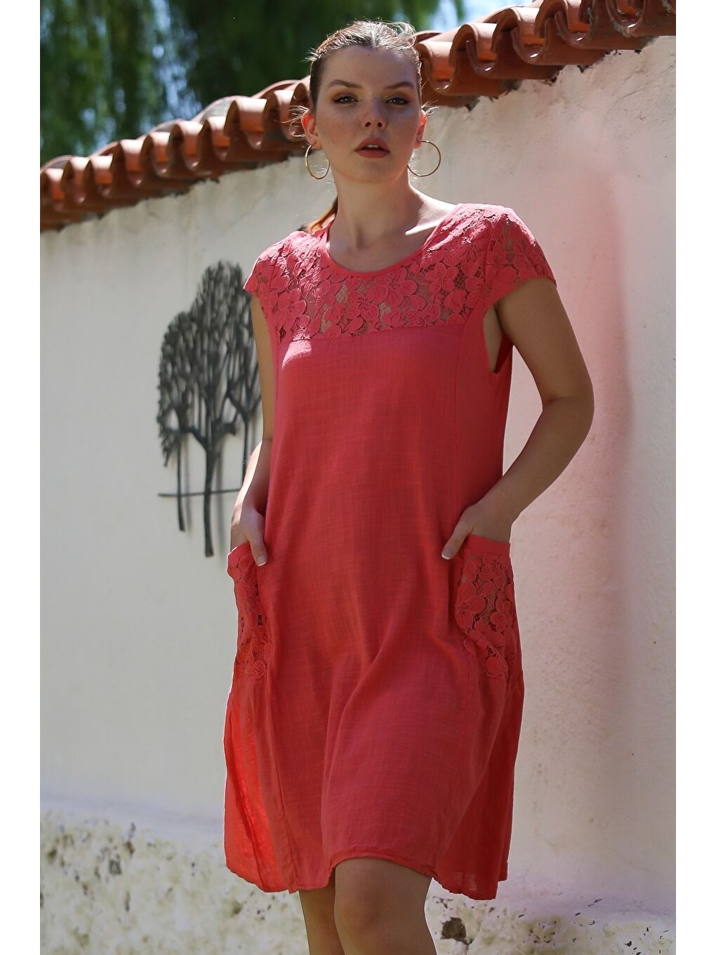Kırmızı İtalyan Narçiçeği Yuvarlak Yaka Düşük Kol Cepli Dantelli Casual Keten Karışımlı Dokuma Elbise 95 62