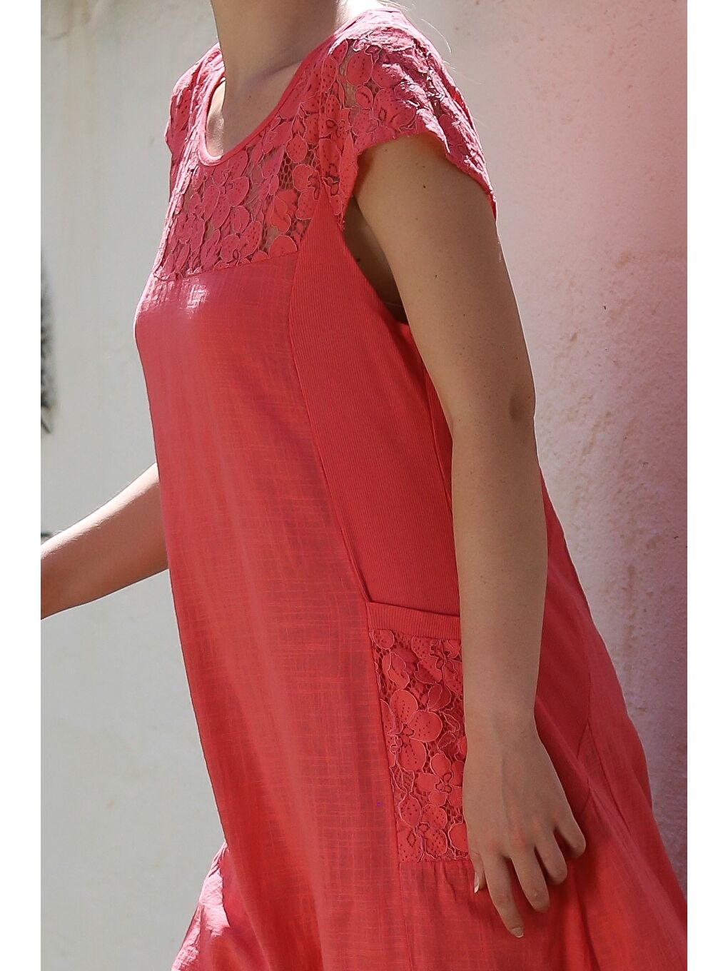 Kırmızı İtalyan Narçiçeği Yuvarlak Yaka Düşük Kol Cepli Dantelli Casual Keten Karışımlı Dokuma Elbise 95 62-5
