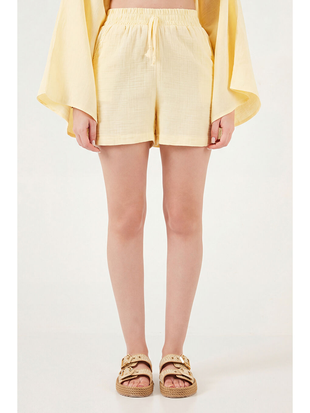 Sarı Pamuklu Comfort Fit Yuvarlak Yaka Şortlu Kadın Müslim Takım 5866317-2