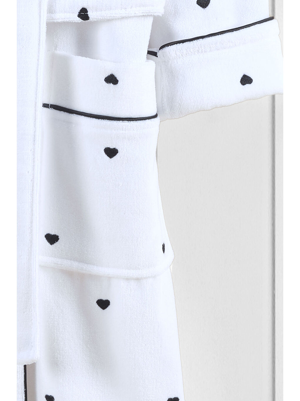 Siyah Love Serisi Kalpli Kapüşonlu Çocuk Bornozu-1