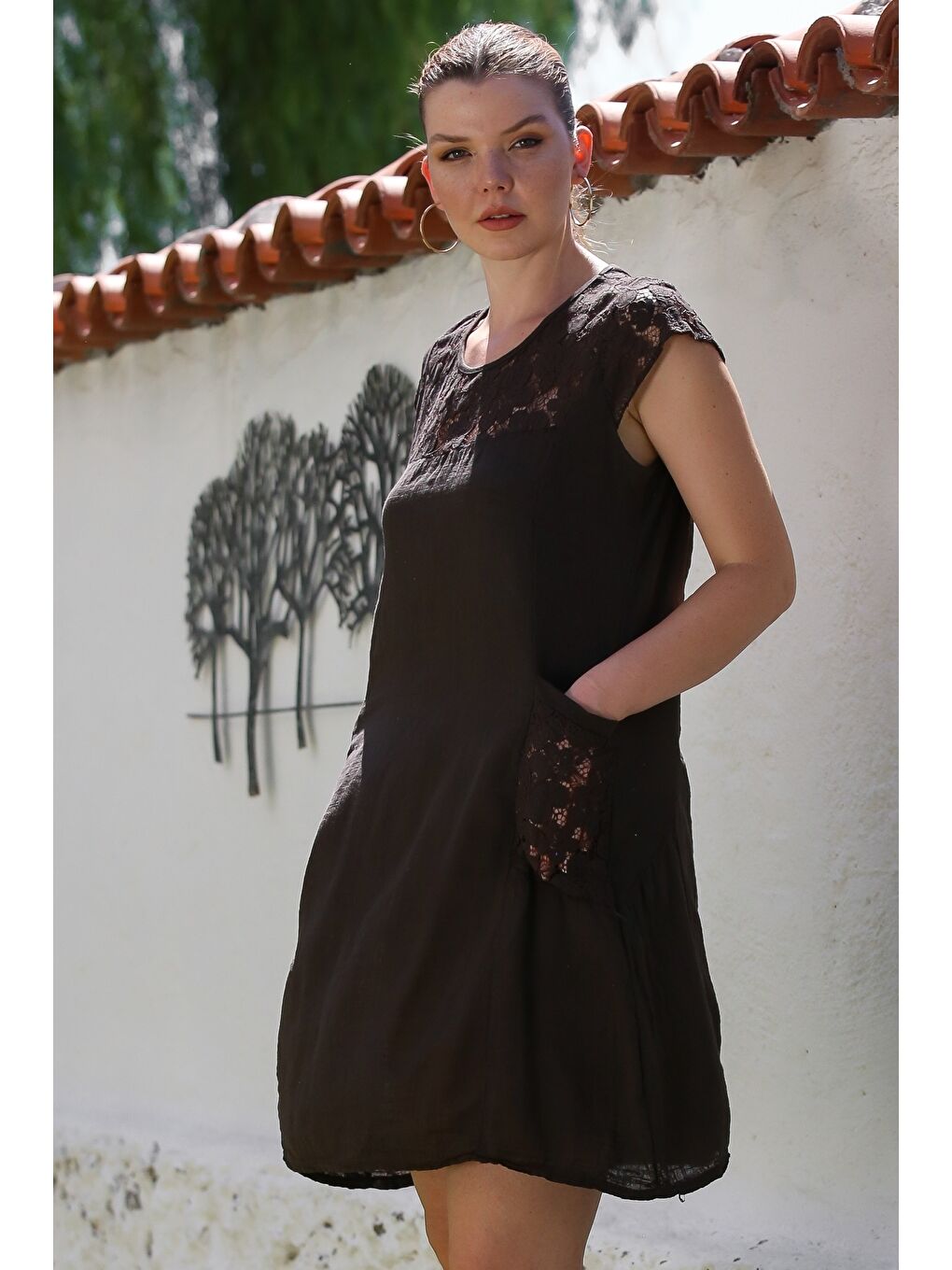 Kahverengi İtalyan Koyu Kahve Yuvarlak Yaka Düşük Kol Cepli Dantelli Keten Karışımlı Dokuma Elbise 95 62