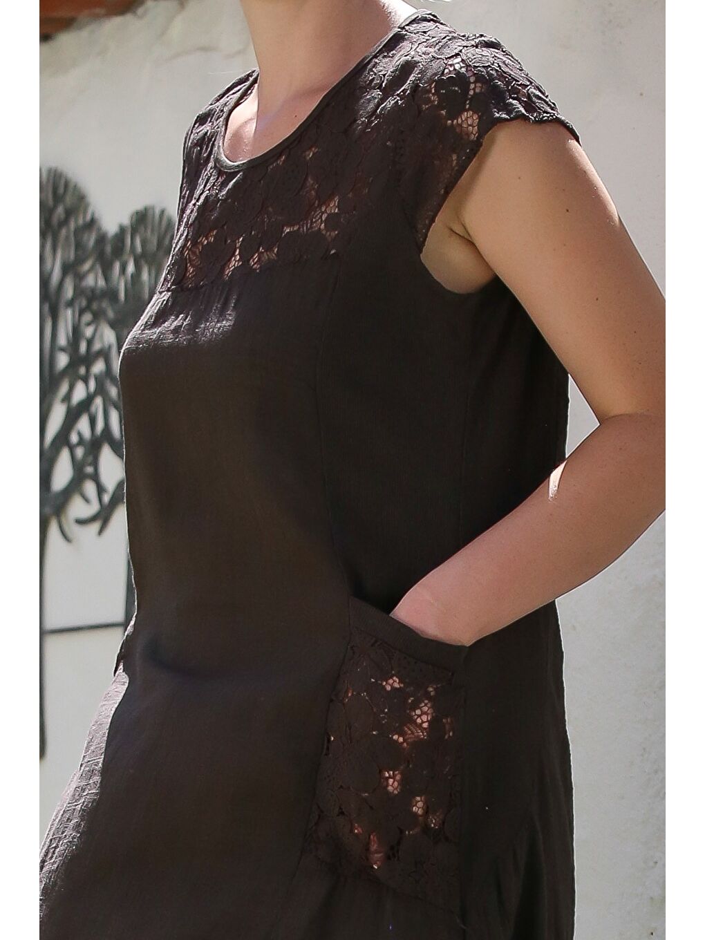 Kahverengi İtalyan Koyu Kahve Yuvarlak Yaka Düşük Kol Cepli Dantelli Keten Karışımlı Dokuma Elbise 95 62-7