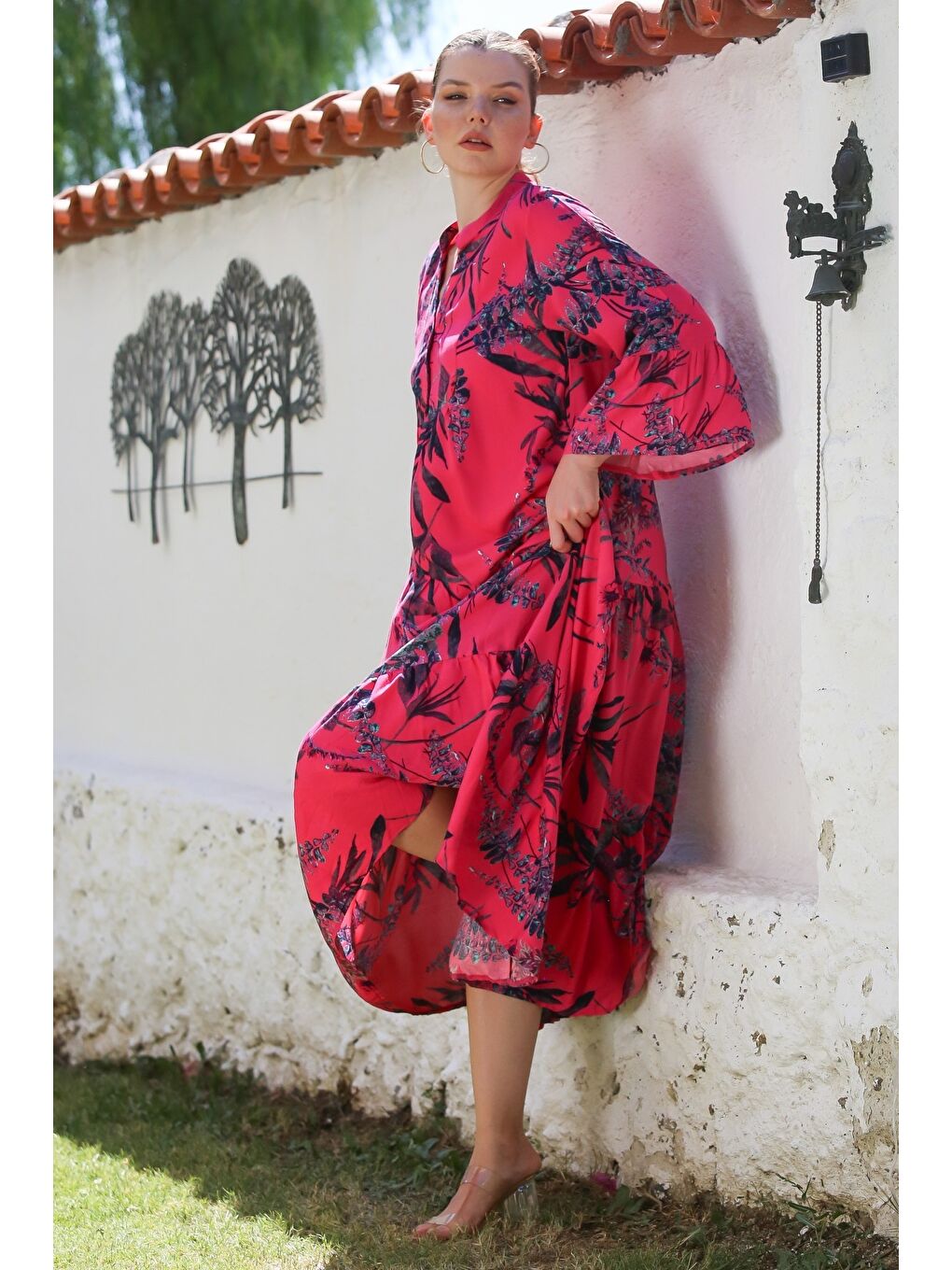 Fuşya Hakim Yaka Fırfırlı Kol Çiçekli Düğmeli Eteği Fırfırlı Allover Baskılı Dokuma Elbise 130 58-5