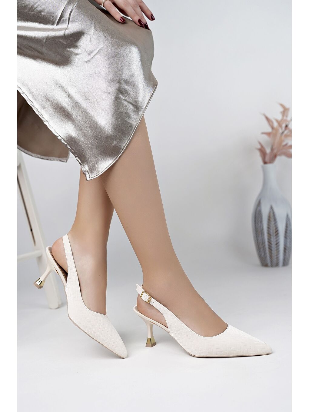 Bej SUNG Sivri Burun Arkası Açık Günlük Klasik Kadın Topuklu Ayakkabı