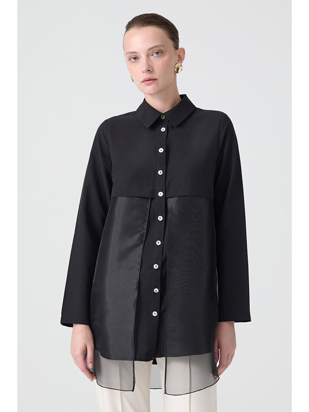 Siyah Organze Detaylı Gömlek