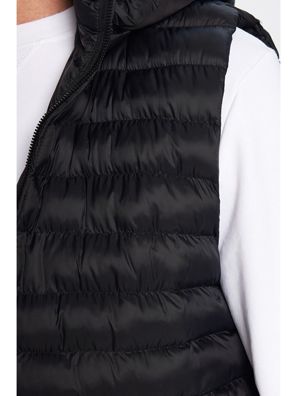 Erkek Slim Fit Dar Kesim Astarlı Rüzgar Geçirmez Cepli Siyah Çıkarılabilir Kapüşonlu Şişme Yelek-2