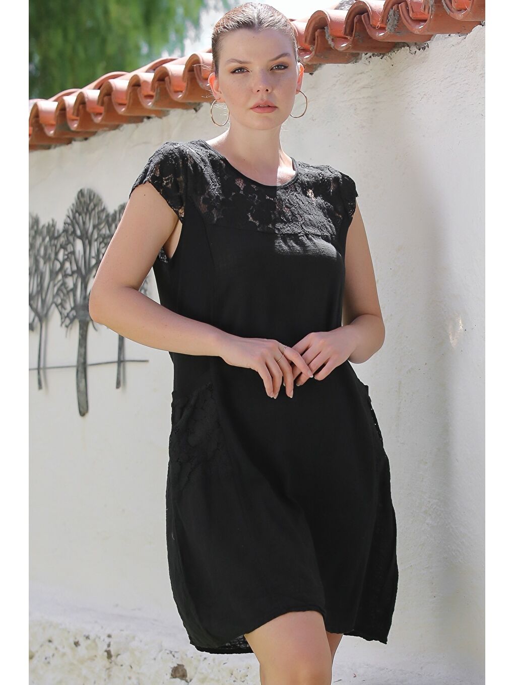 İtalyan Siyah Yuvarlak Yaka Düşük Kol Cepli Dantelli Casual Keten Karışımlı Dokuma Elbise 95 62