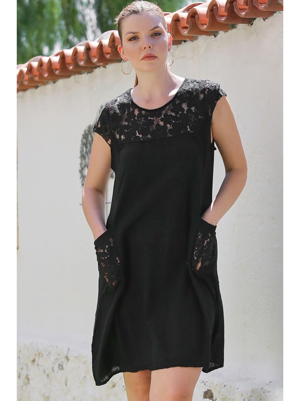 İtalyan Siyah Yuvarlak Yaka Düşük Kol Cepli Dantelli Casual Keten Karışımlı Dokuma Elbise 95 62-3