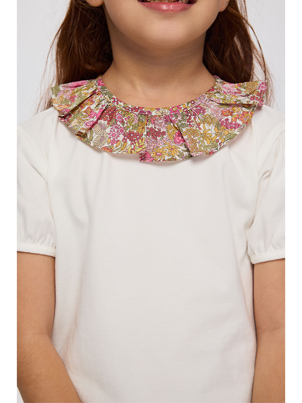 Ekru Liberty Kumaş Yaka Detaylı Kız Çocuk Tişört-6