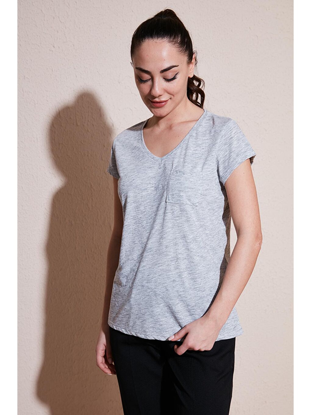 Gri Pamuklu V Yaka Basic Kadın T Shirt 24Y0147K1-1