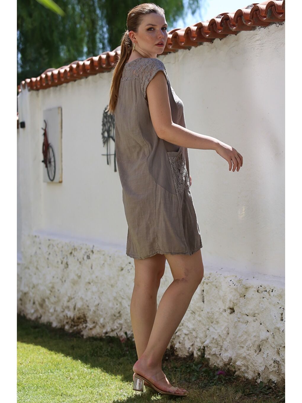 Bej İtalyan Vizon Yuvarlak Yaka Düşük Kol Cepli Dantelli Casual Keten Karışımlı Dokuma Elbise 95 62-6