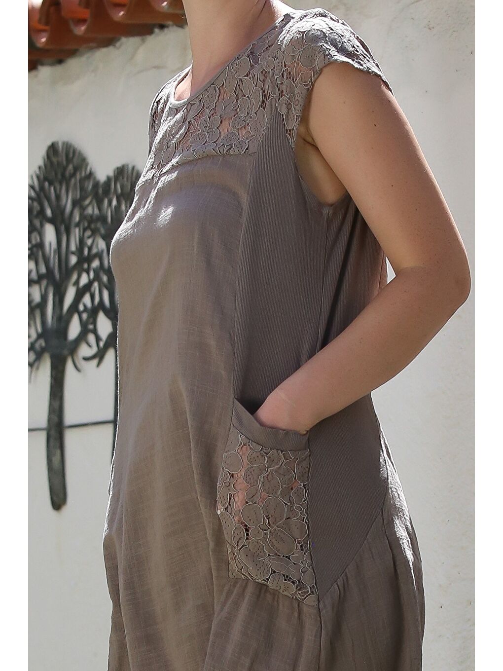 Bej İtalyan Vizon Yuvarlak Yaka Düşük Kol Cepli Dantelli Casual Keten Karışımlı Dokuma Elbise 95 62-7