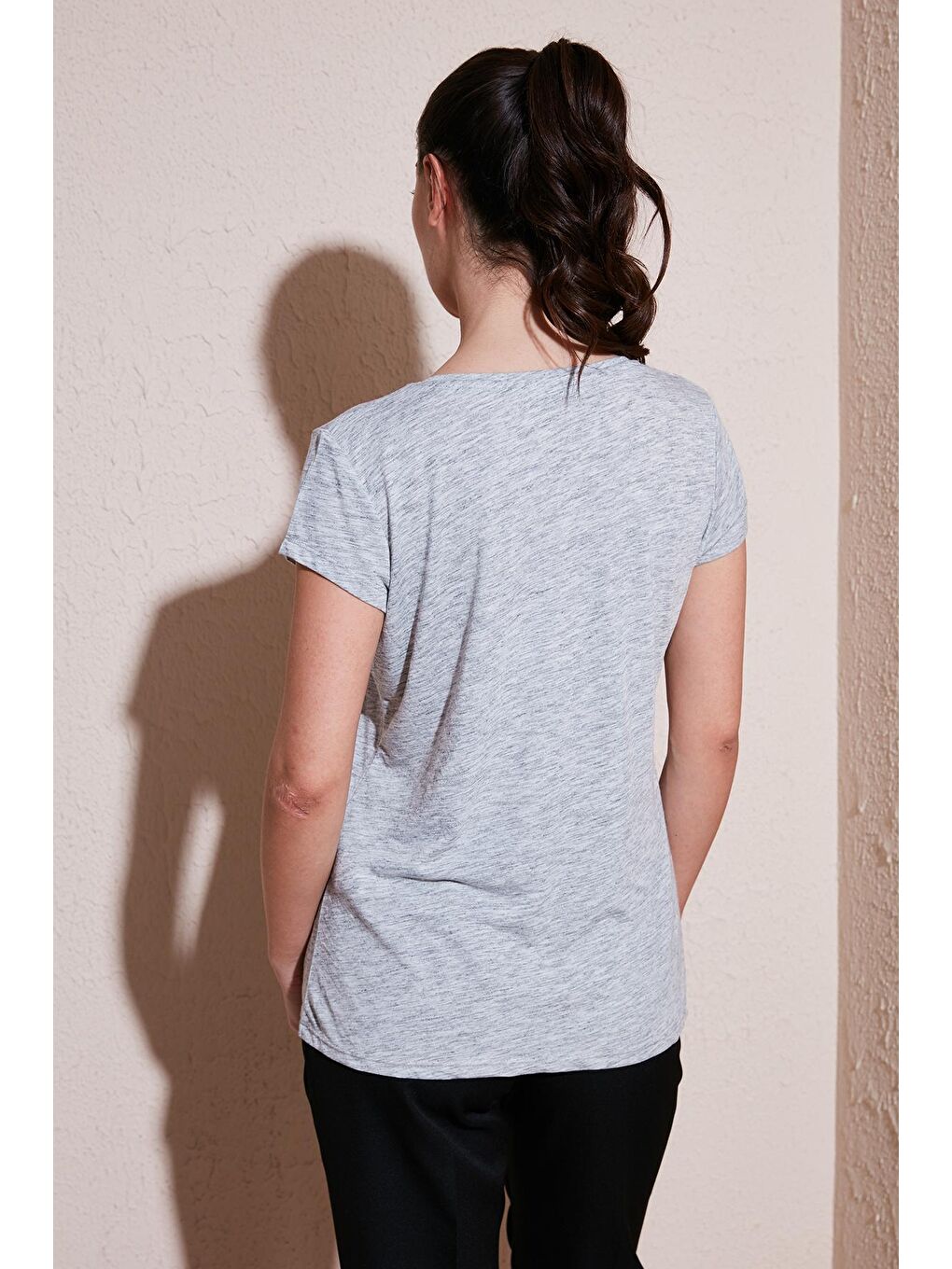 Gri Pamuklu V Yaka Basic Kadın T Shirt 24Y0147K1-4