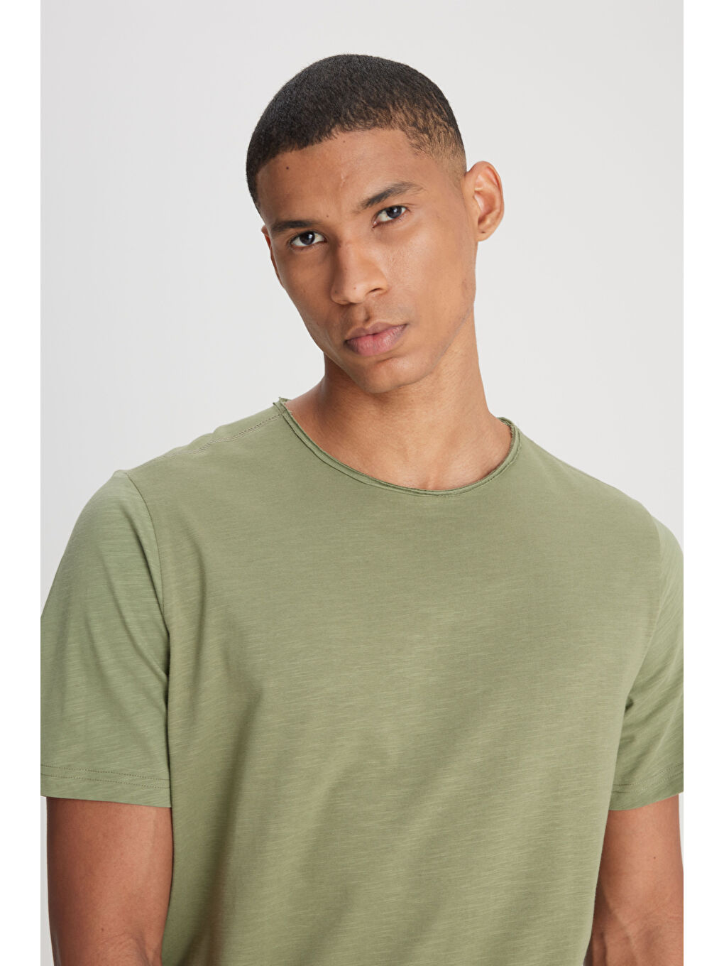 Regular Fit Normal Kesim Bisiklet Yaka %100 Pamuk Zeytin Yeşili Tişört-3