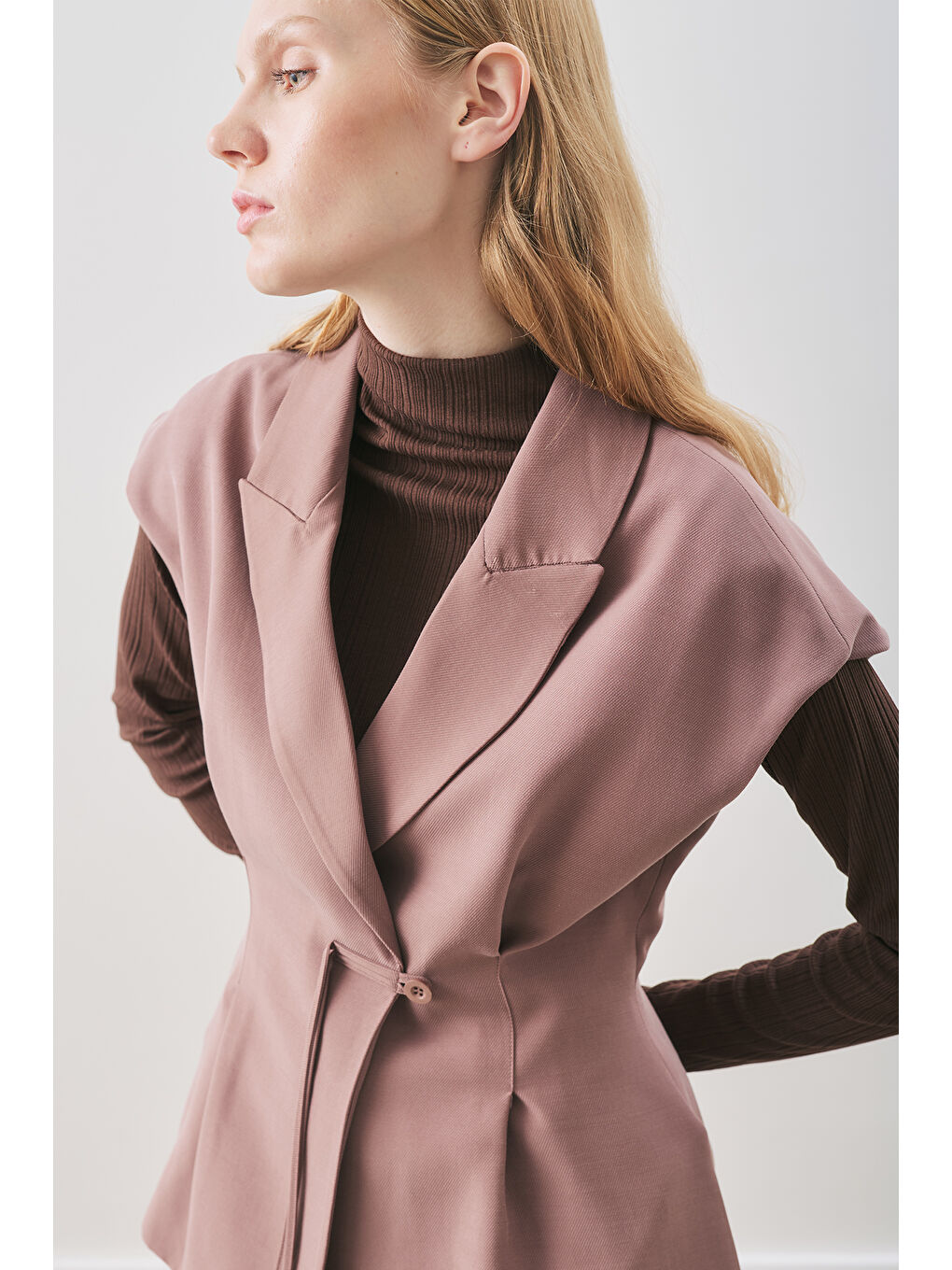 Pembe Dökümlü Lyocell Kemerli Yelek Gülkurusu-2