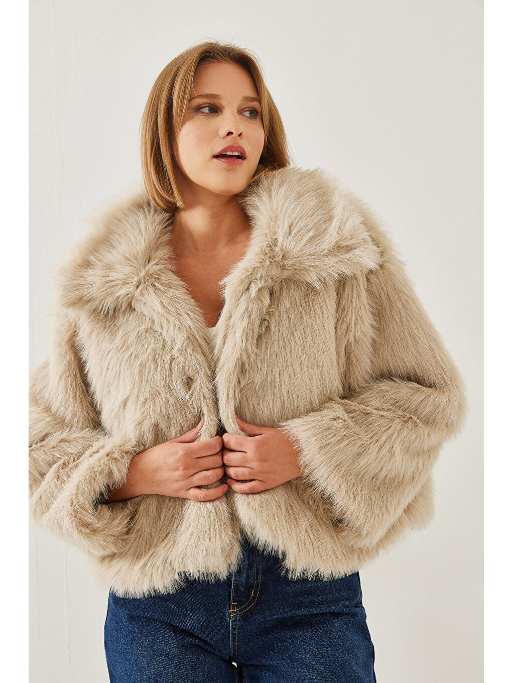 Bej Kadın Yakalı Suni Kürklü Astarlı Mont-1