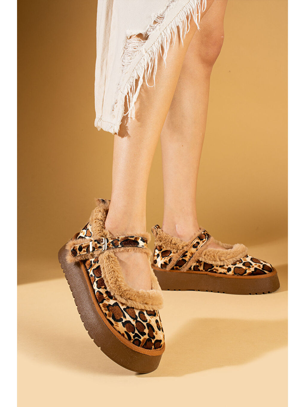 Kahverengi Kalın Taban Tüy Detaylı Tokalı Kadın Babet 53-0130-24-1