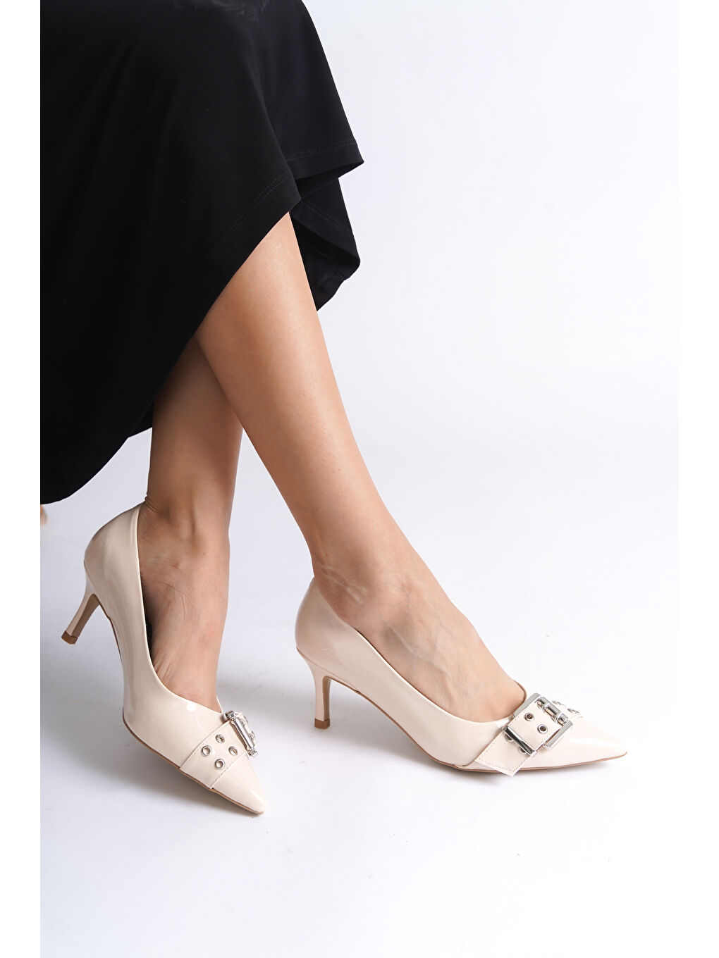 Bej Sivri Burunlu Kısa Topuklu Tokalı Kadın Ayakkabı-1