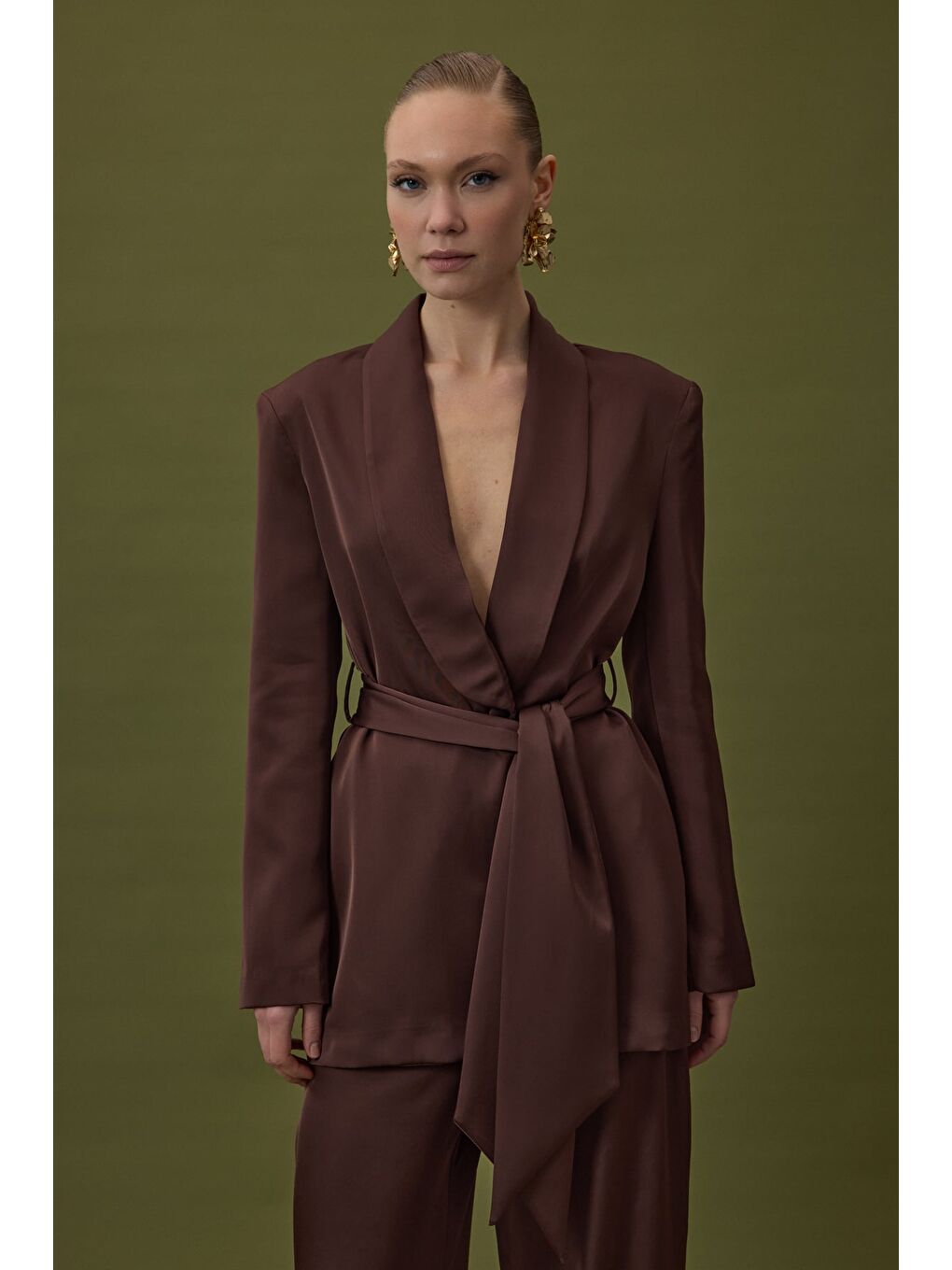 Kahverengi Kuşaklı Saten Ceket - Kahve-1