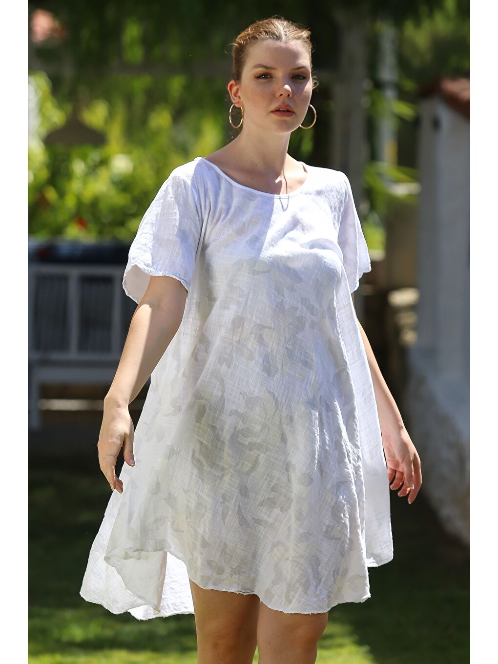 İtalyan Beyaz Havuz Yaka Kısa Kol Çiçekli Casual Oversize Dokuma Elbise 110 70