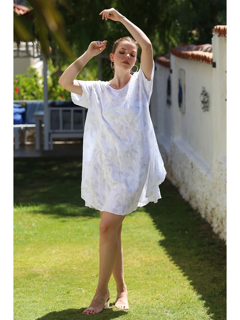 İtalyan Beyaz Havuz Yaka Kısa Kol Çiçekli Casual Oversize Dokuma Elbise 110 70-4