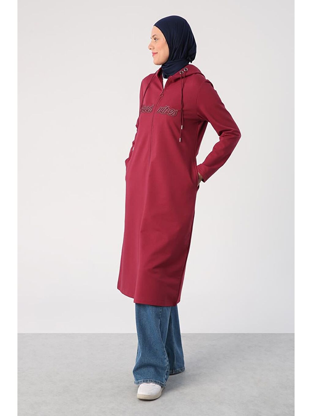 Koyu Bordo Aplike Nakışlı Çift Kordonlu Kapüşonlu Hırka-2