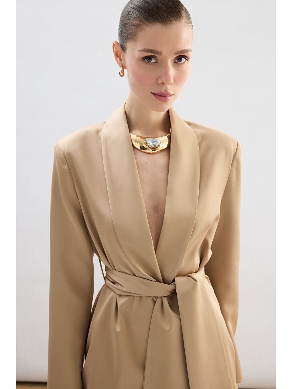 Kahverengi Kuşaklı Saten Ceket - Camel-1