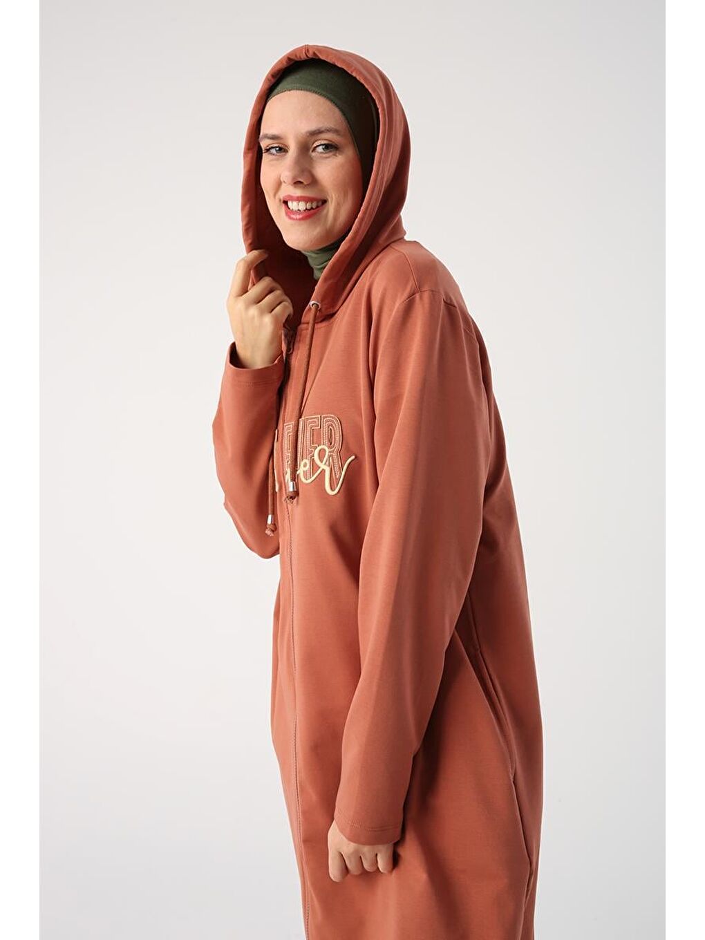 Kahverengi Tarçın-Büyük Beden Aplike Nakışlı Fermuarlı Hırka