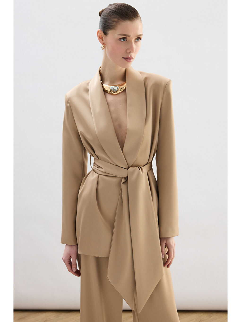 Kahverengi Kuşaklı Saten Ceket - Camel-2