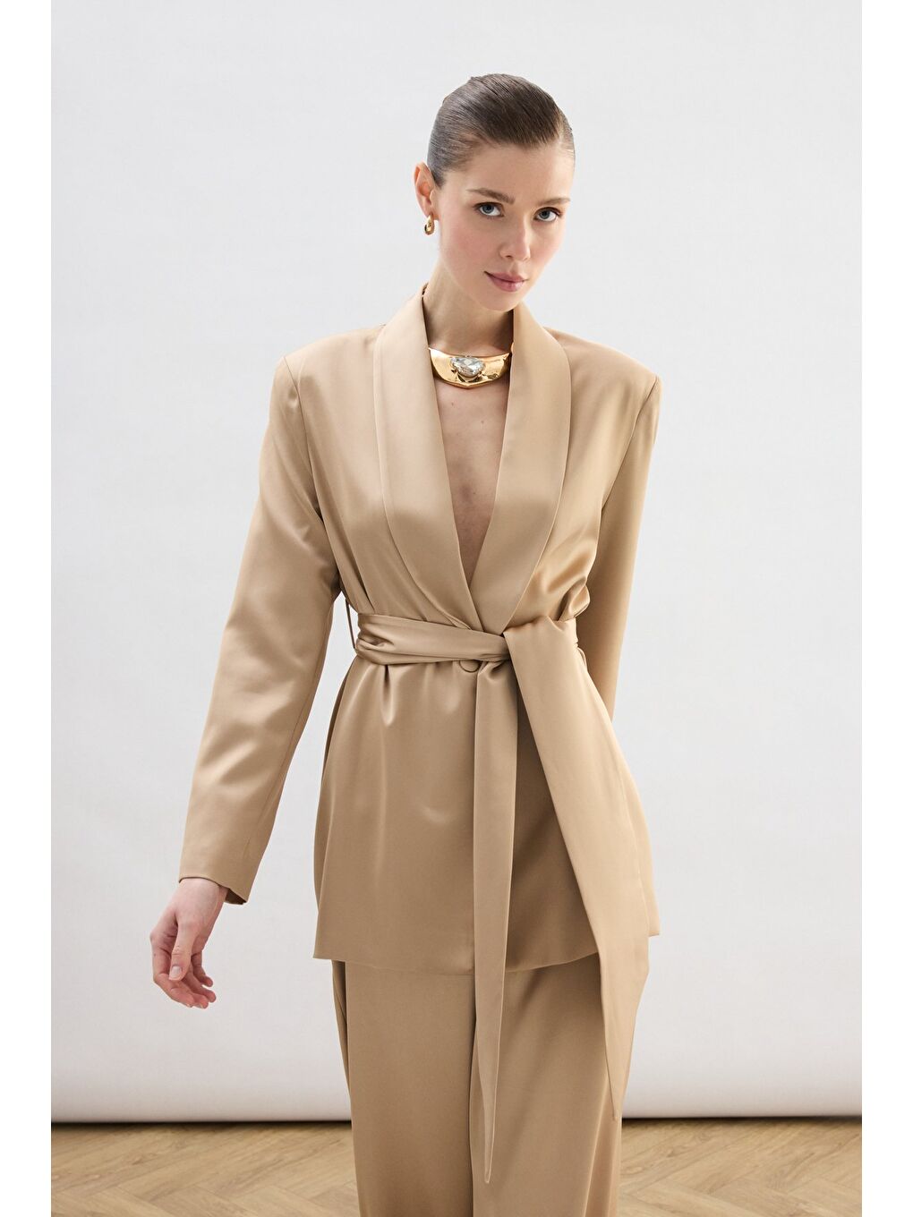 Kahverengi Kuşaklı Saten Ceket - Camel-3