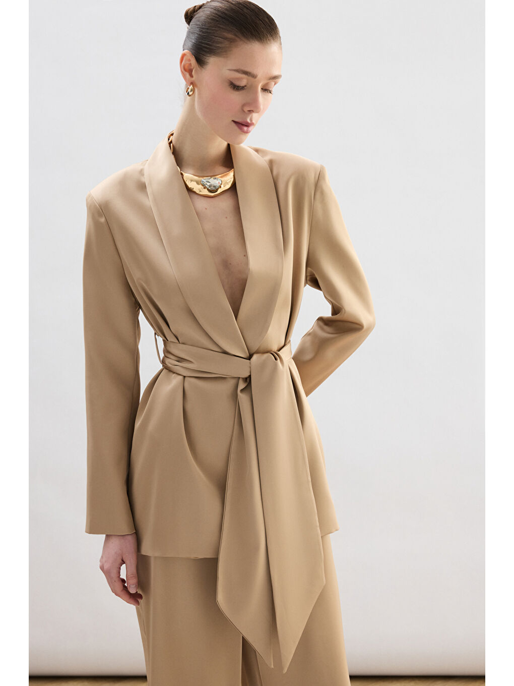 Kahverengi Kuşaklı Saten Ceket - Camel-4