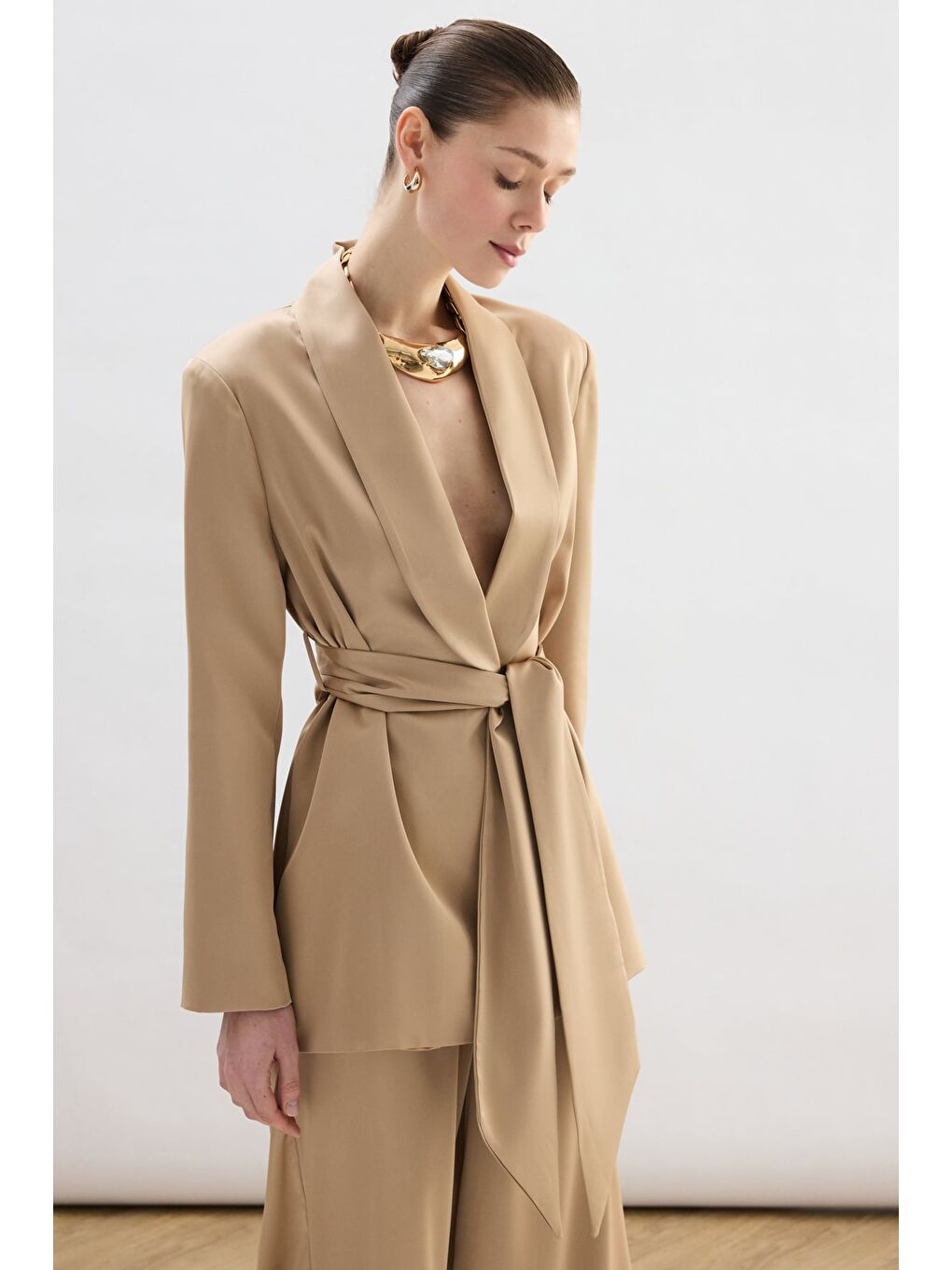 Kahverengi Kuşaklı Saten Ceket - Camel-5
