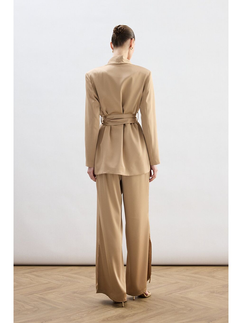 Kahverengi Kuşaklı Saten Ceket - Camel-6