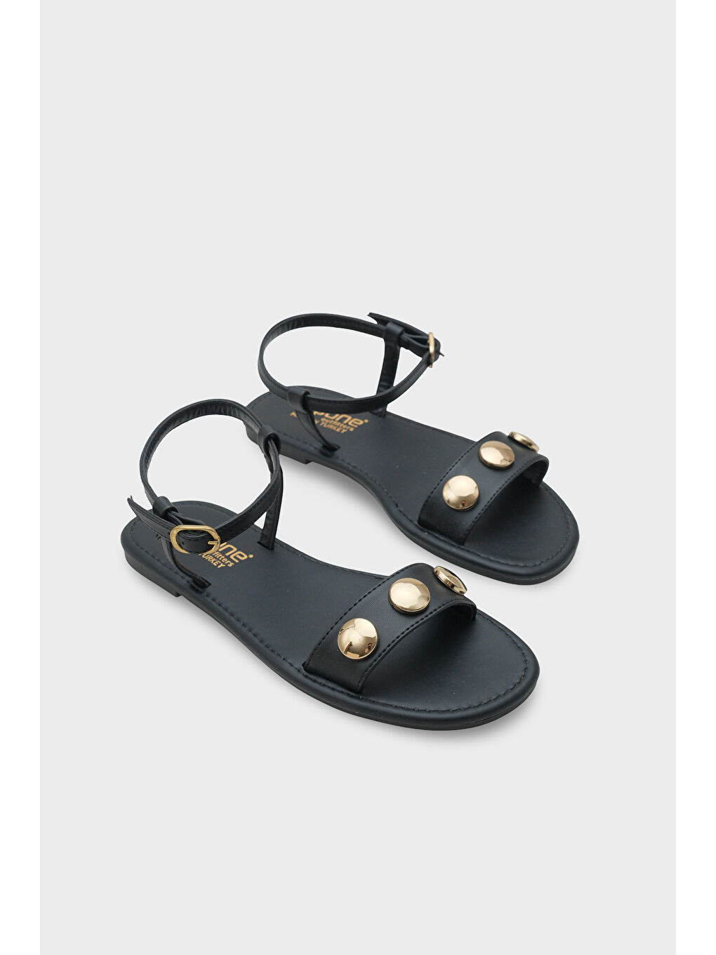 Siyah Celina Tek Bantlı Metal Aksesuarlı Bilekten Bantlı Düz Topuklu Yuvarlak Burunlu Kadın Sandalet-1