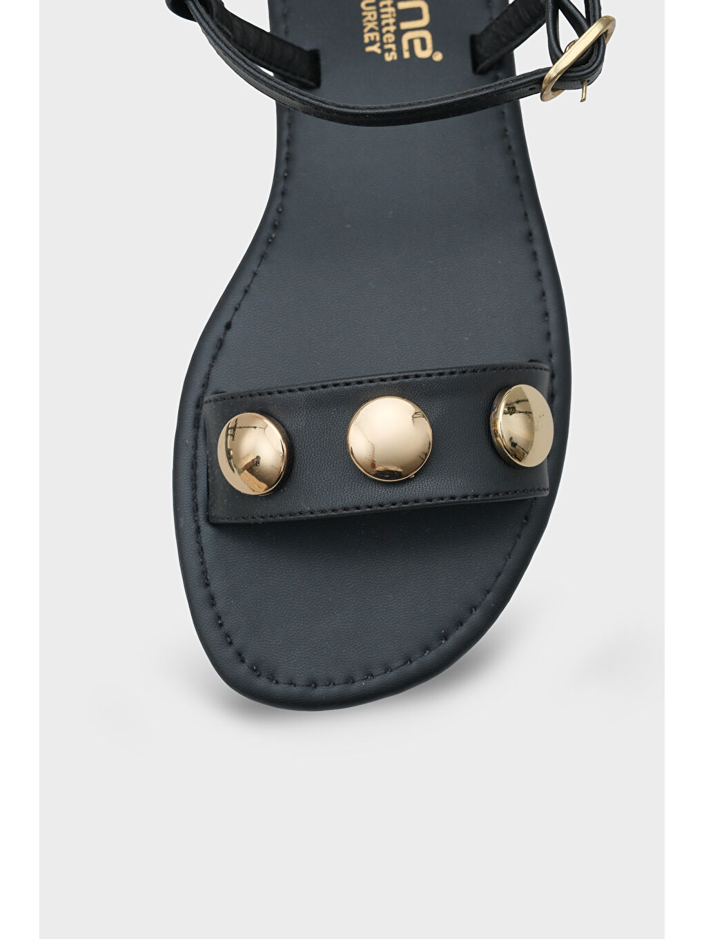 Siyah Celina Tek Bantlı Metal Aksesuarlı Bilekten Bantlı Düz Topuklu Yuvarlak Burunlu Kadın Sandalet-2