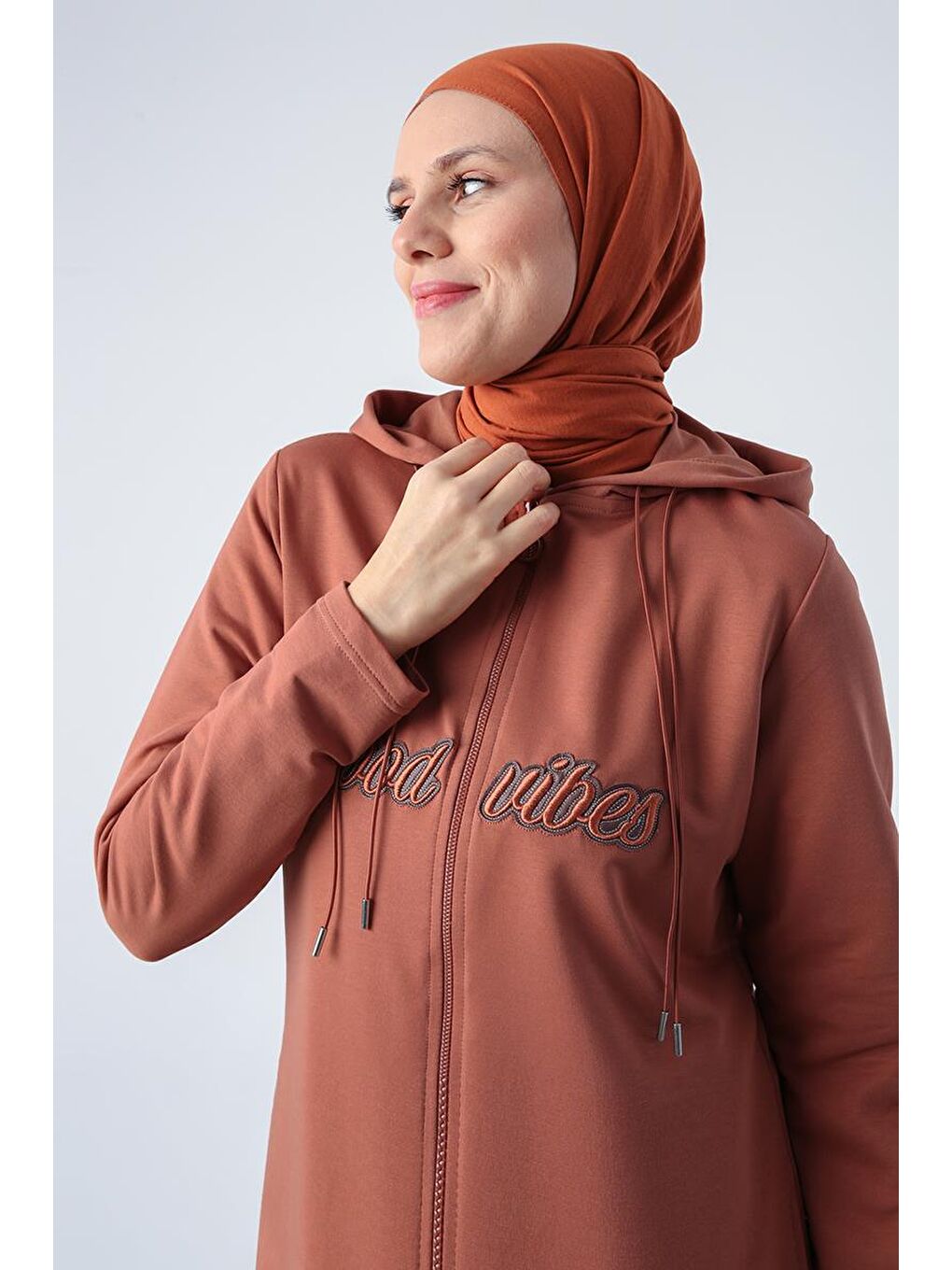 Kahverengi Tarçın Aplike Nakışlı Çift Kordonlu Kapüşonlu Hırka
