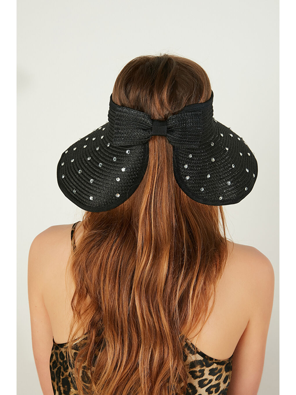 Siyah Taş Süslemeli Kurdela Detaylı Geniş Hasır Şapka - Plaj ve Güneş İçin Koruma Aksesuarı HSR2091-1