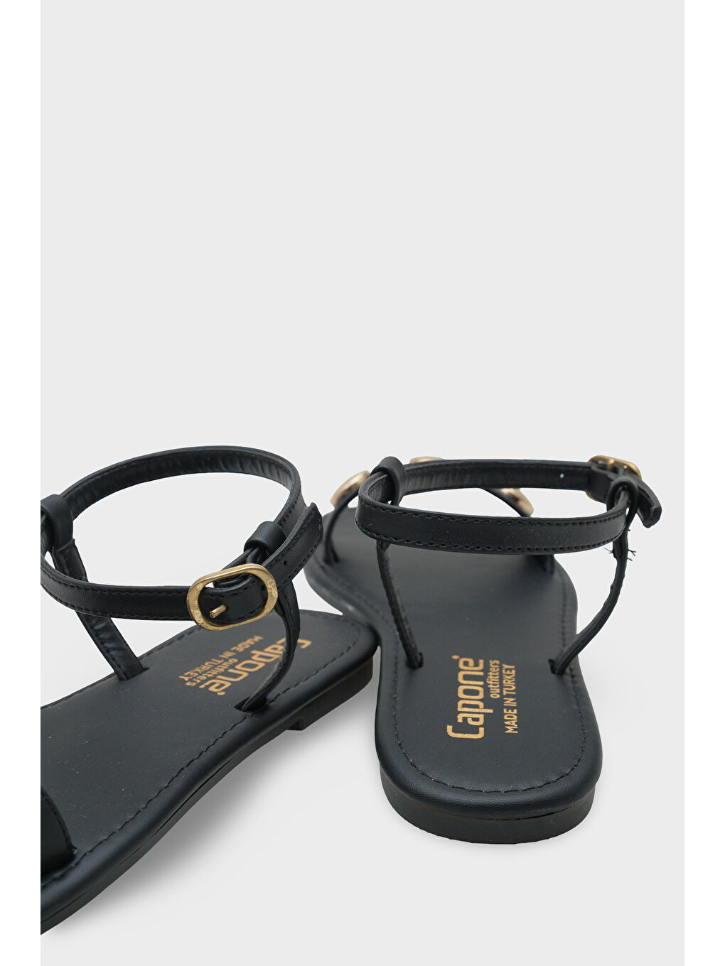 Siyah Celina Tek Bantlı Metal Aksesuarlı Bilekten Bantlı Düz Topuklu Yuvarlak Burunlu Kadın Sandalet-3