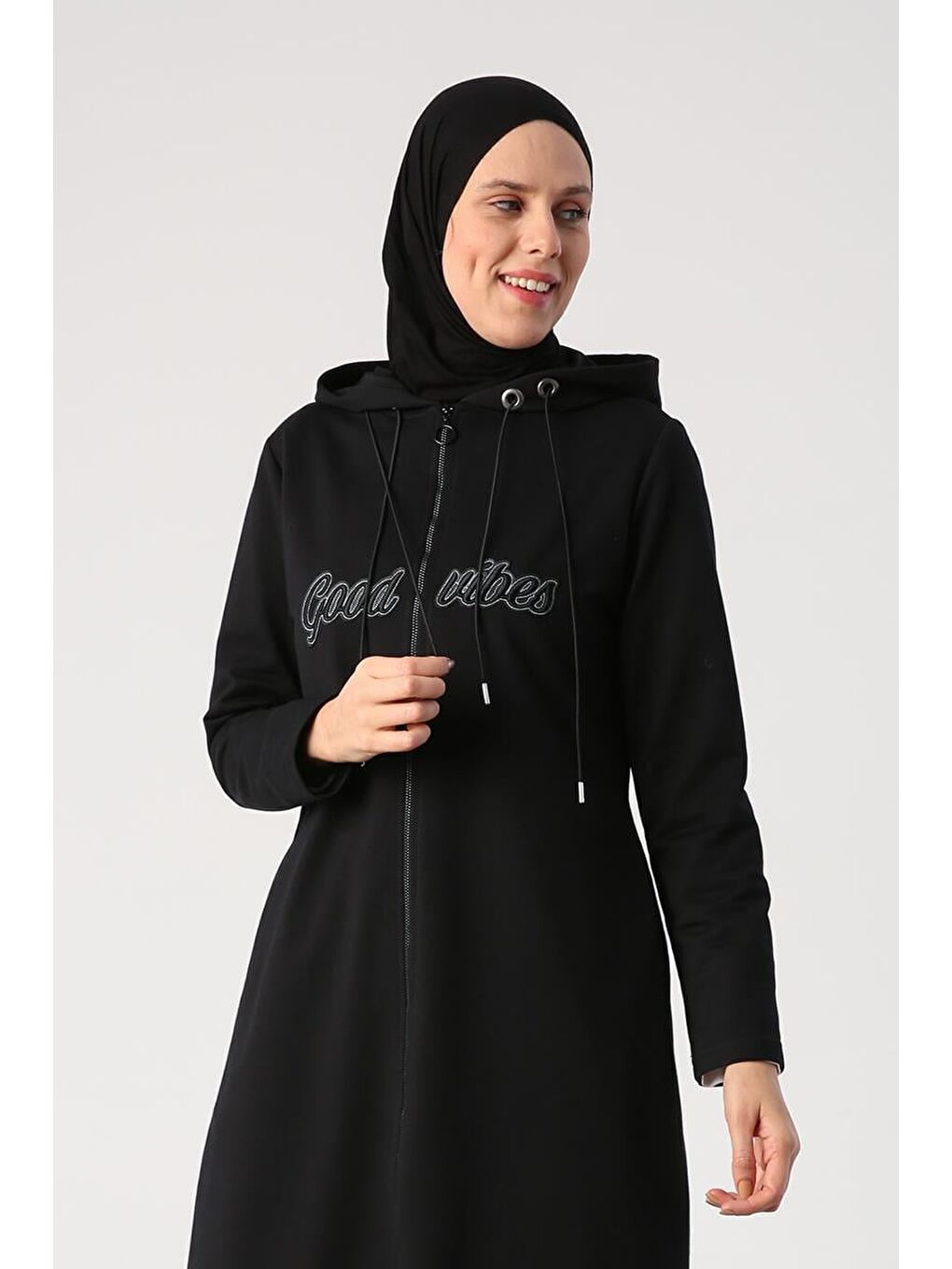 Siyah Aplike Nakışlı Çift Kordonlu Kapüşonlu Hırka