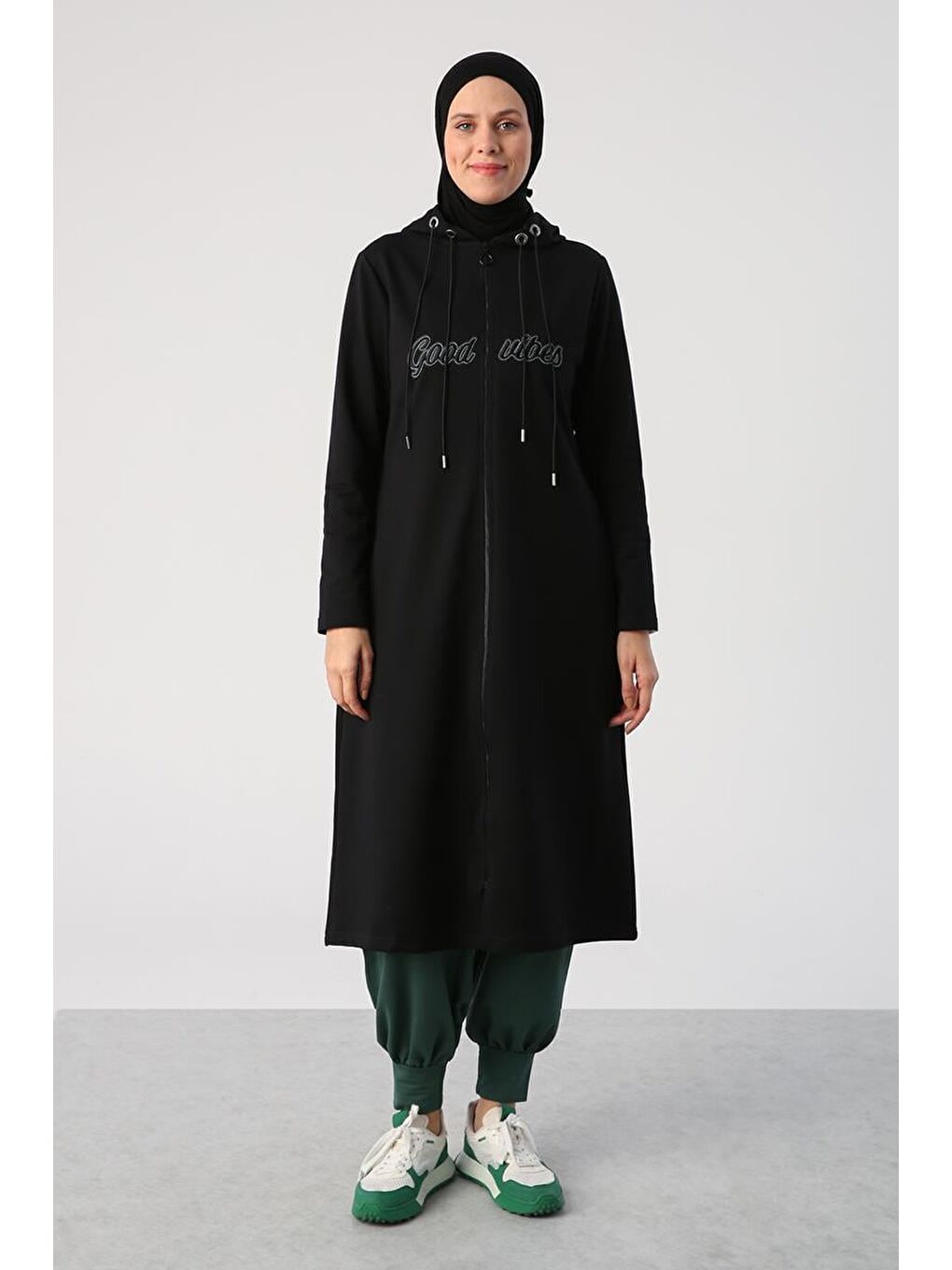 Siyah Aplike Nakışlı Çift Kordonlu Kapüşonlu Hırka-1