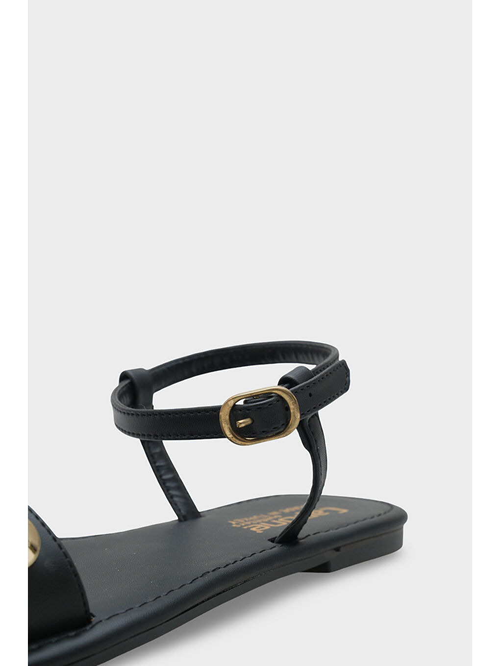 Siyah Celina Tek Bantlı Metal Aksesuarlı Bilekten Bantlı Düz Topuklu Yuvarlak Burunlu Kadın Sandalet-4