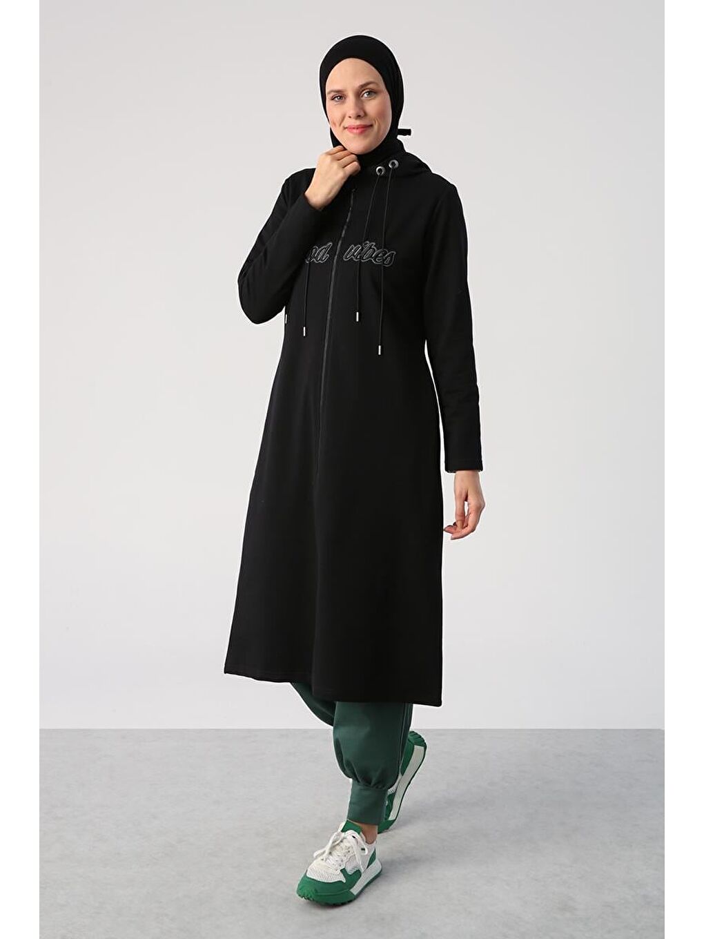 Siyah Aplike Nakışlı Çift Kordonlu Kapüşonlu Hırka-2