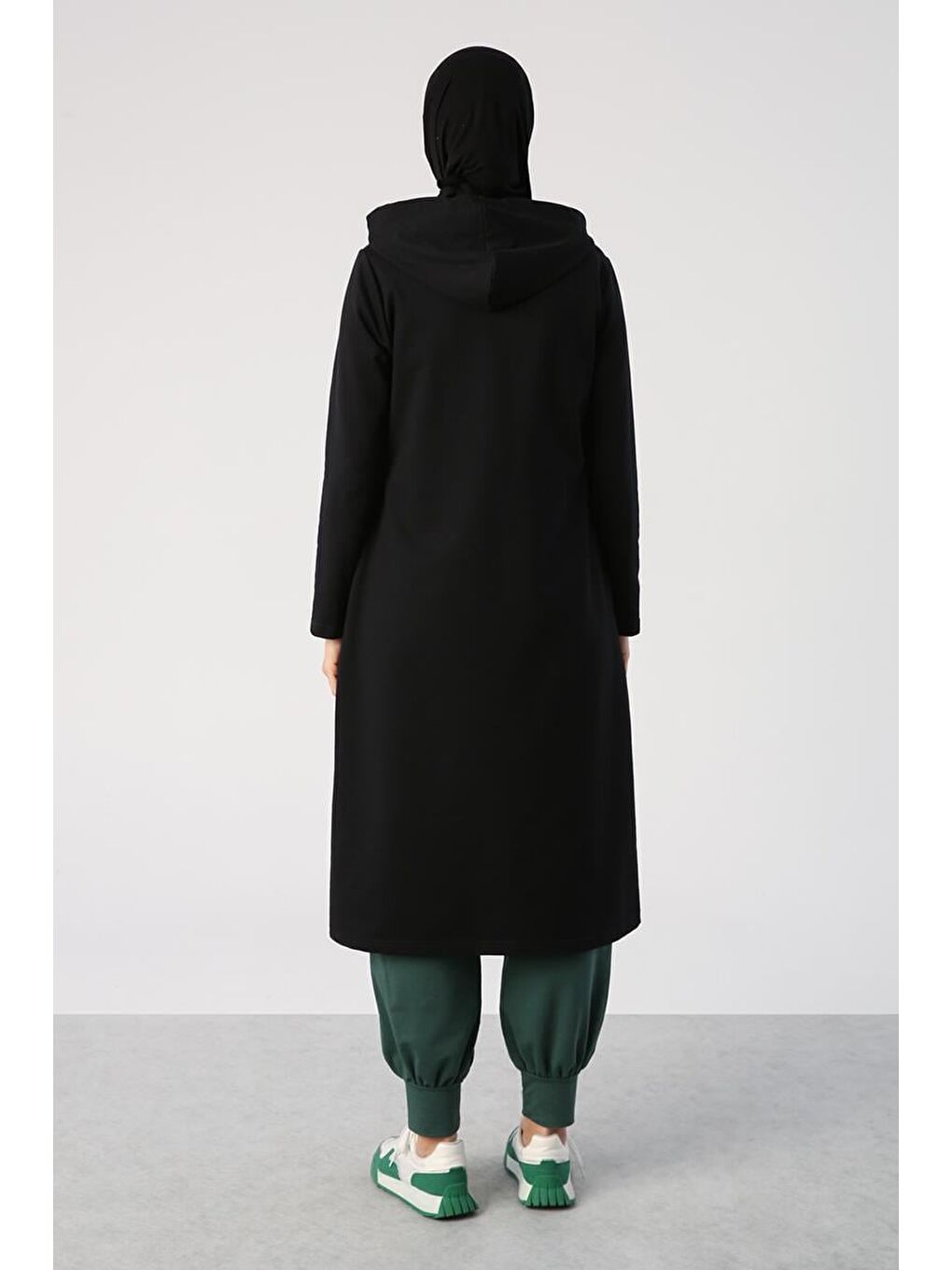 Siyah Aplike Nakışlı Çift Kordonlu Kapüşonlu Hırka-3