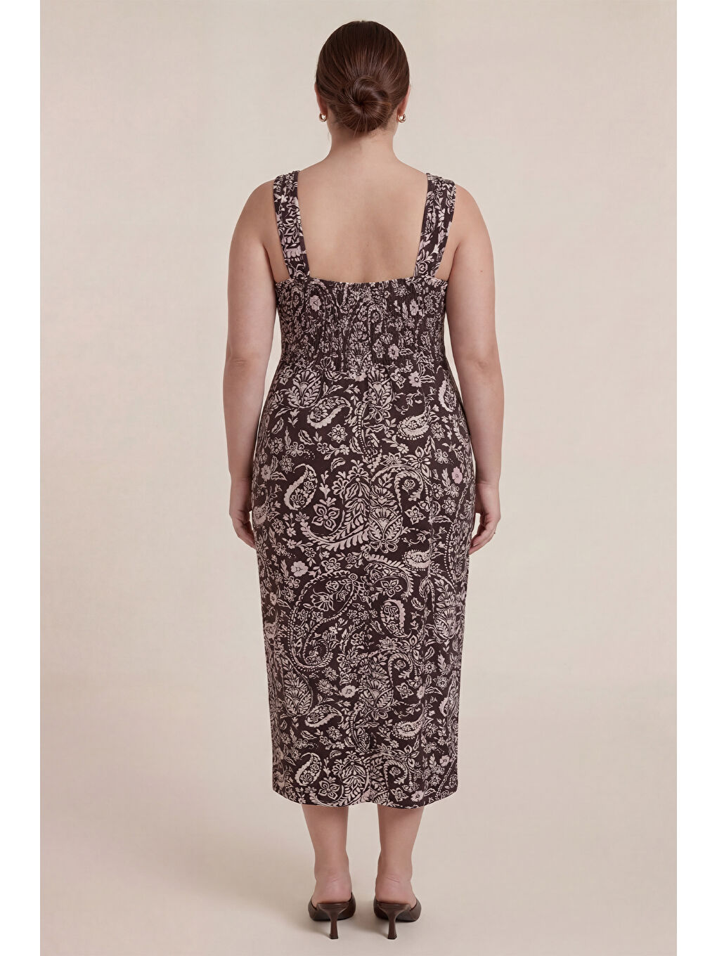 Kahverengi Toka Detaylı Gipeli Örme Elbise-2