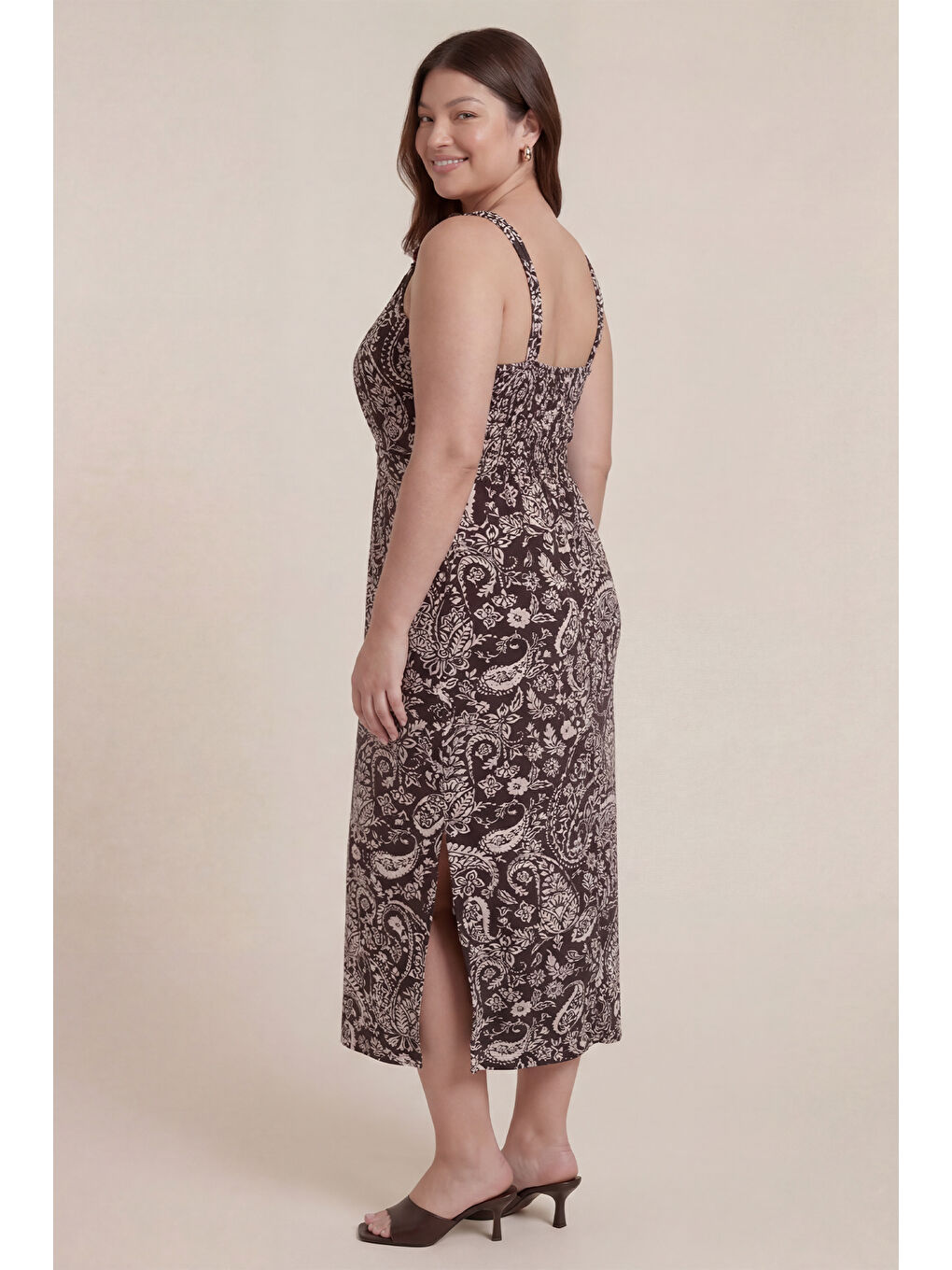 Kahverengi Toka Detaylı Gipeli Örme Elbise-3