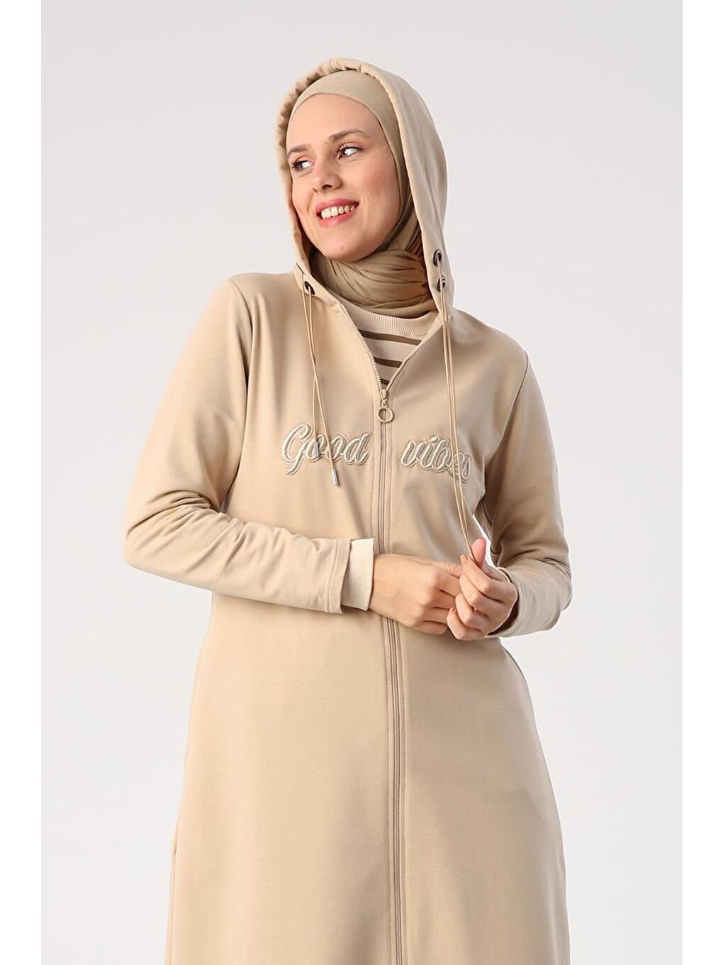 Bej Aplike Nakışlı Çift Kordonlu Kapüşonlu Hırka